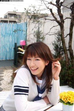 他顶着她每走一步就重